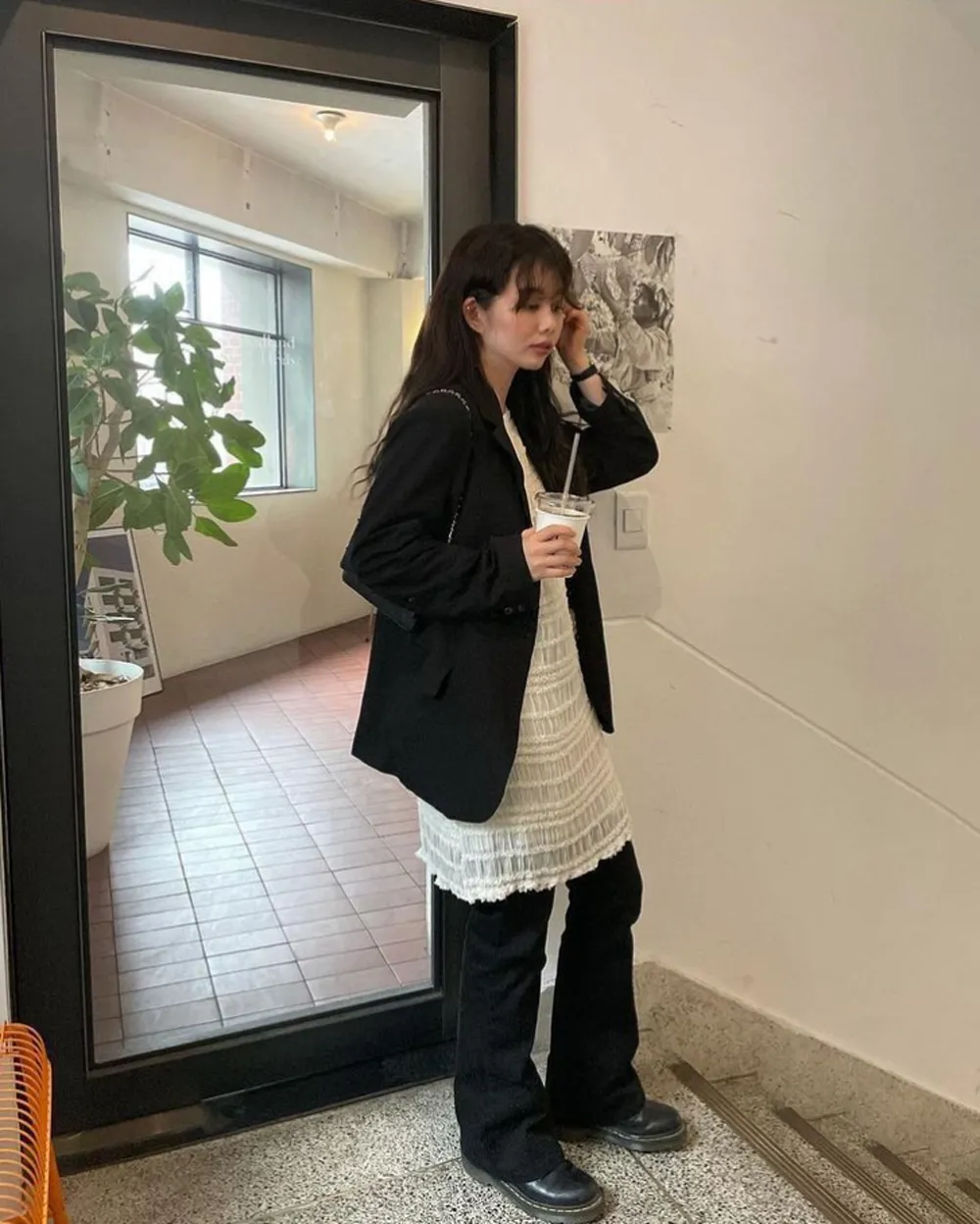 10 cách phối đồ cùng chân váy ren đẹp như Fashionista