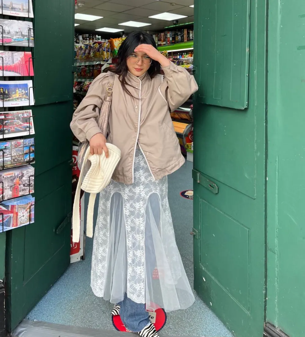 10 cách phối đồ cùng chân váy ren đẹp như Fashionista