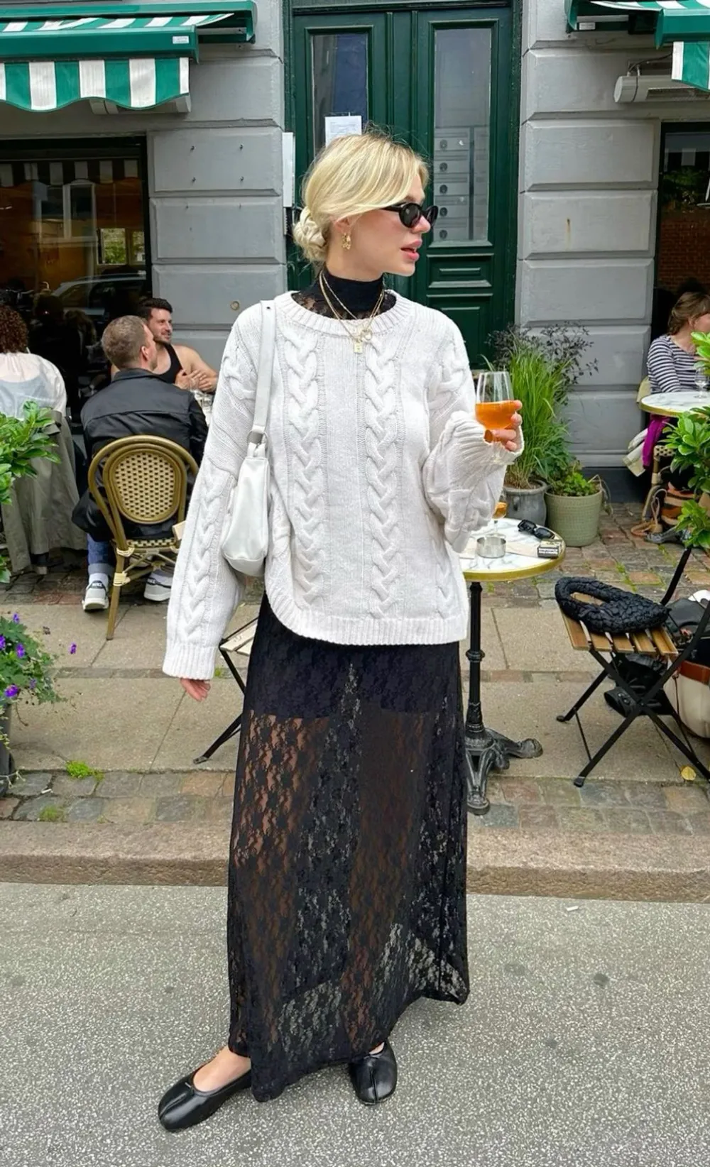 10 cách phối đồ cùng chân váy ren đẹp như Fashionista