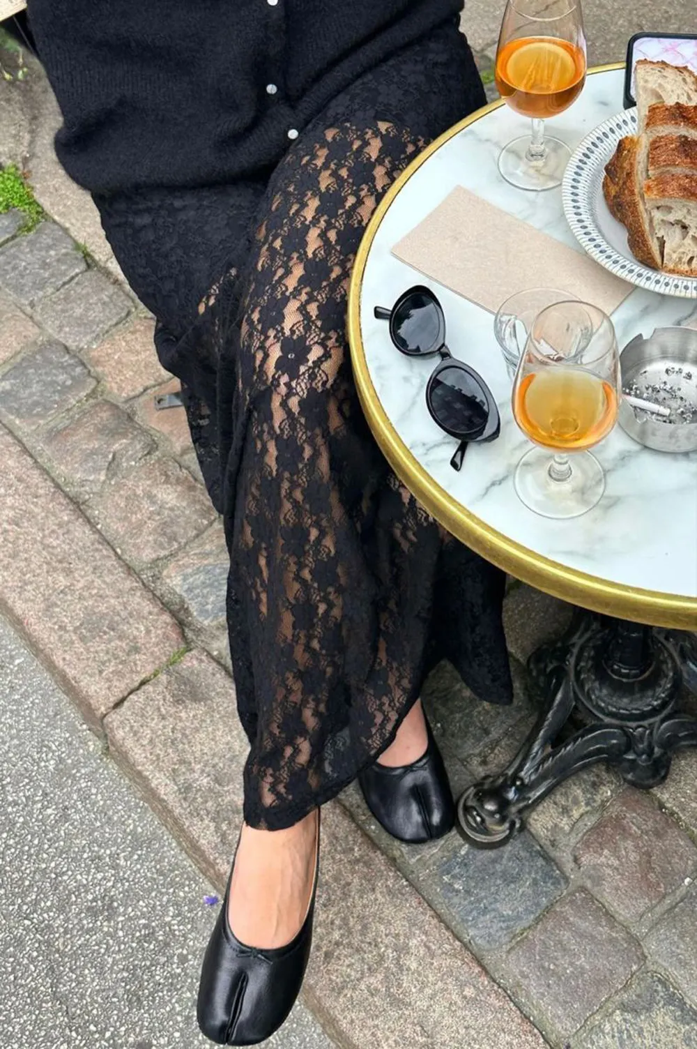 10 cách phối đồ cùng chân váy ren đẹp như Fashionista