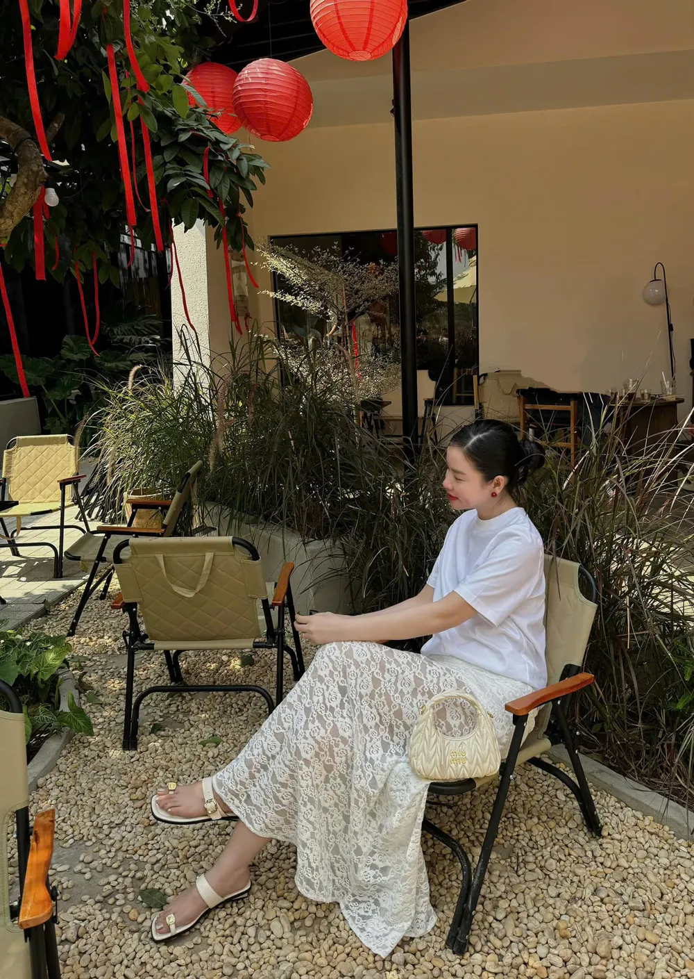 10 cách phối đồ cùng chân váy ren đẹp như Fashionista