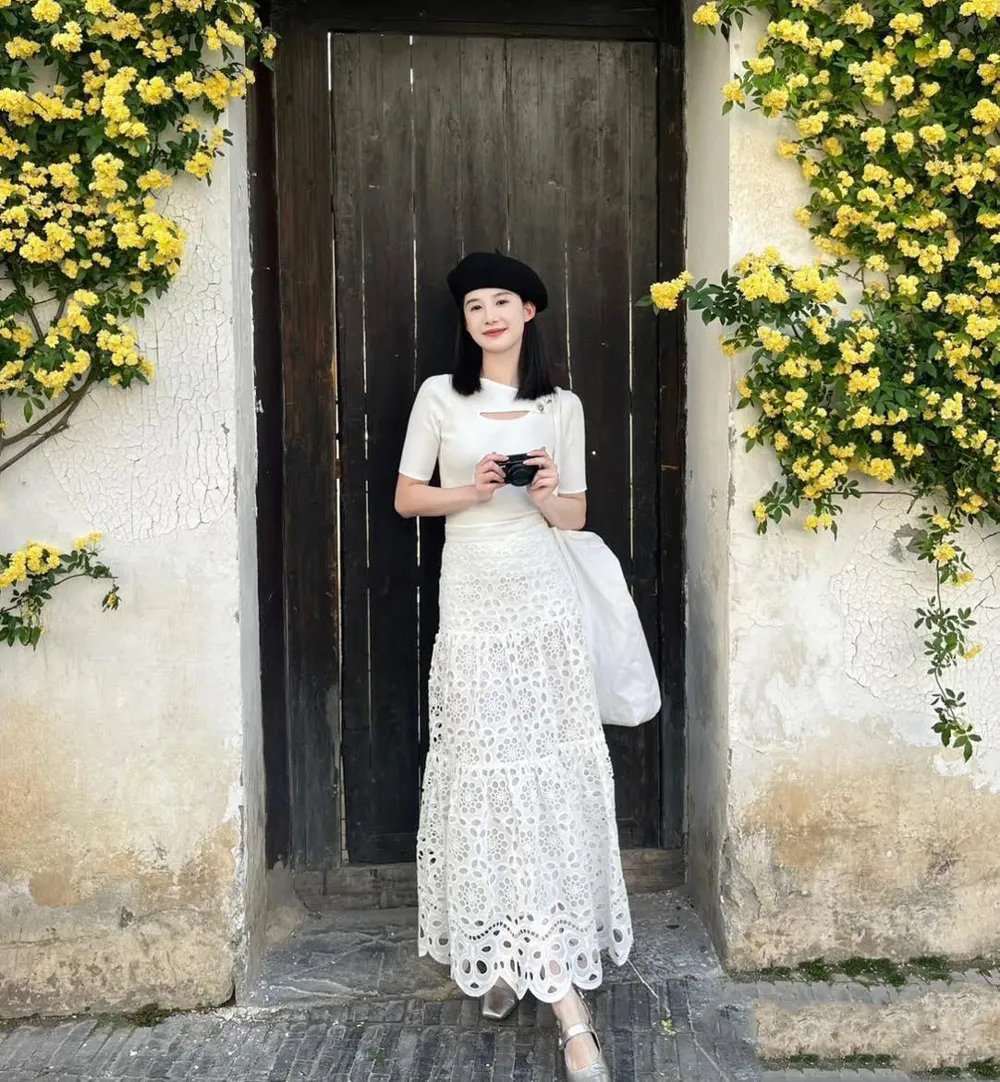 10 cách phối đồ cùng chân váy ren đẹp như Fashionista