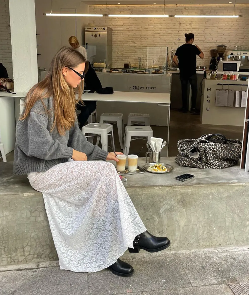 10 cách phối đồ cùng chân váy ren đẹp như Fashionista