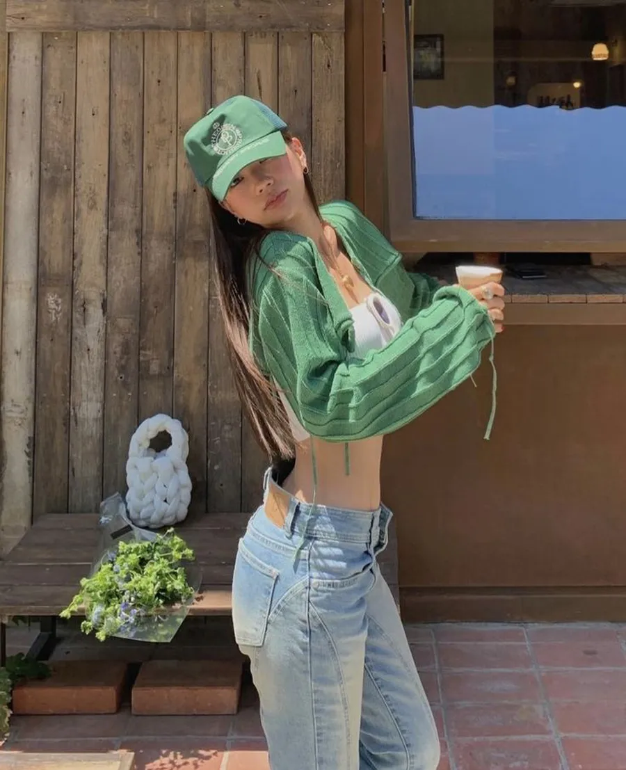 Áo xanh lá mặc với quần màu gì? 10+ cách phối đồ từ basic đến high-fashion