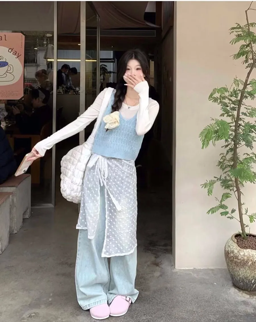 Sành điệu với kiểu phối váy ngoài quần Skants 