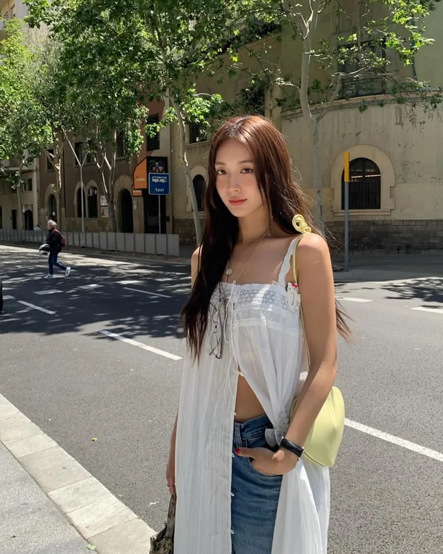 Sành điệu với kiểu phối váy ngoài quần Skants 