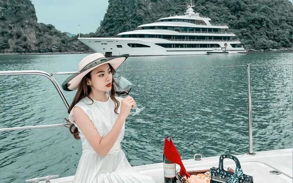 Đi Hạ Long Mặc Gì? 30+ Gợi Ý Outfit Đẹp Khi Du Lịch Vịnh Hạ Long
