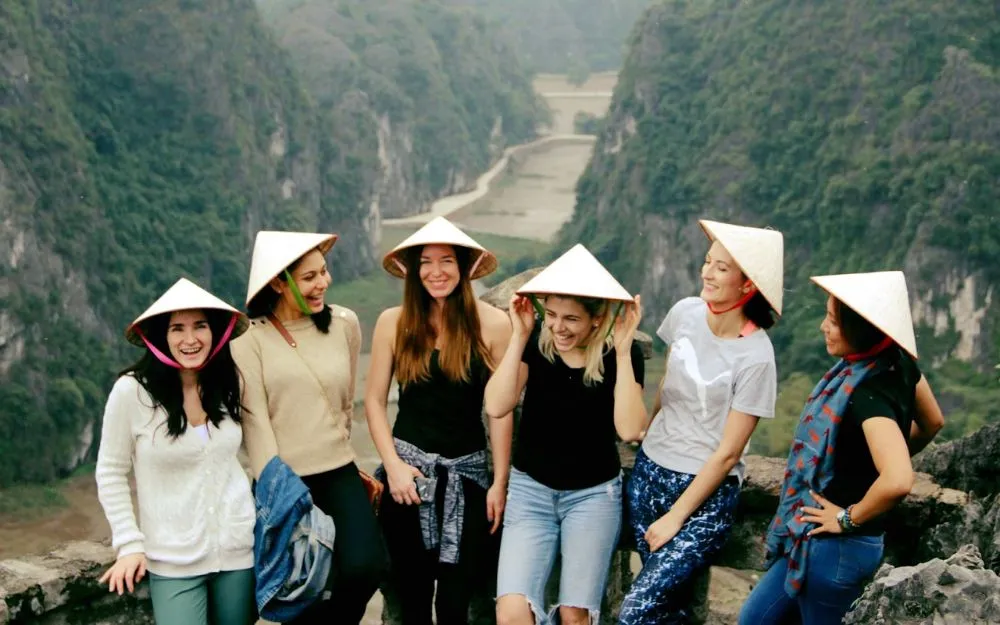 Đi Ninh Bình Mặc Gì Đẹp? 20+ Cách Phối Đồ Khi Du Lịch Ở Ninh Bình