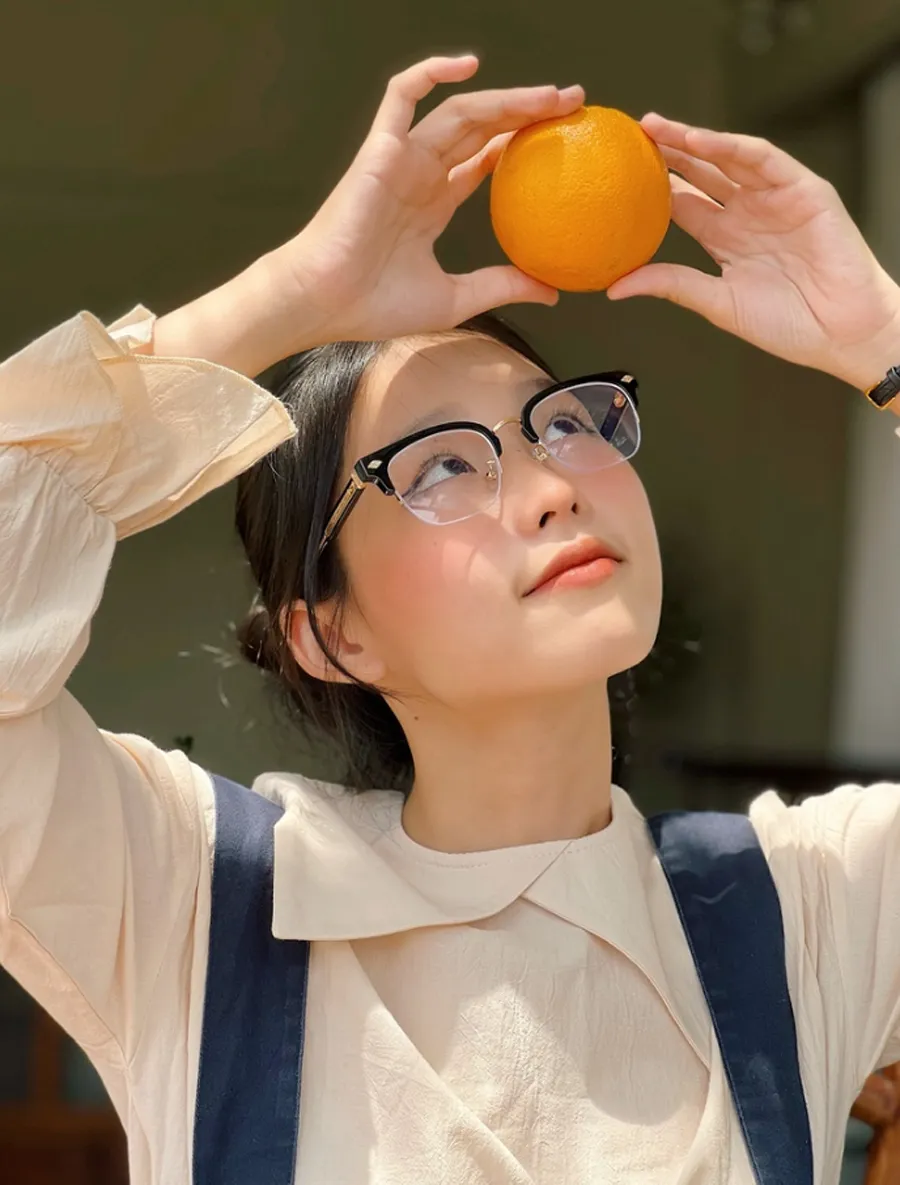 Mặt Tròn Đeo Kính Gì? 7 Mẫu Kính Hợp Với Nam/Nữ Mặt Tròn