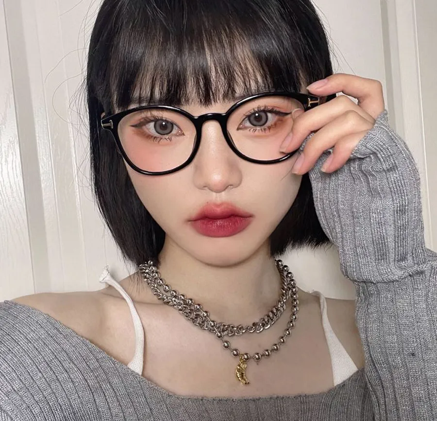 Mặt Tròn Đeo Kính Gì? 7 Mẫu Kính Hợp Với Nam/Nữ Mặt Tròn