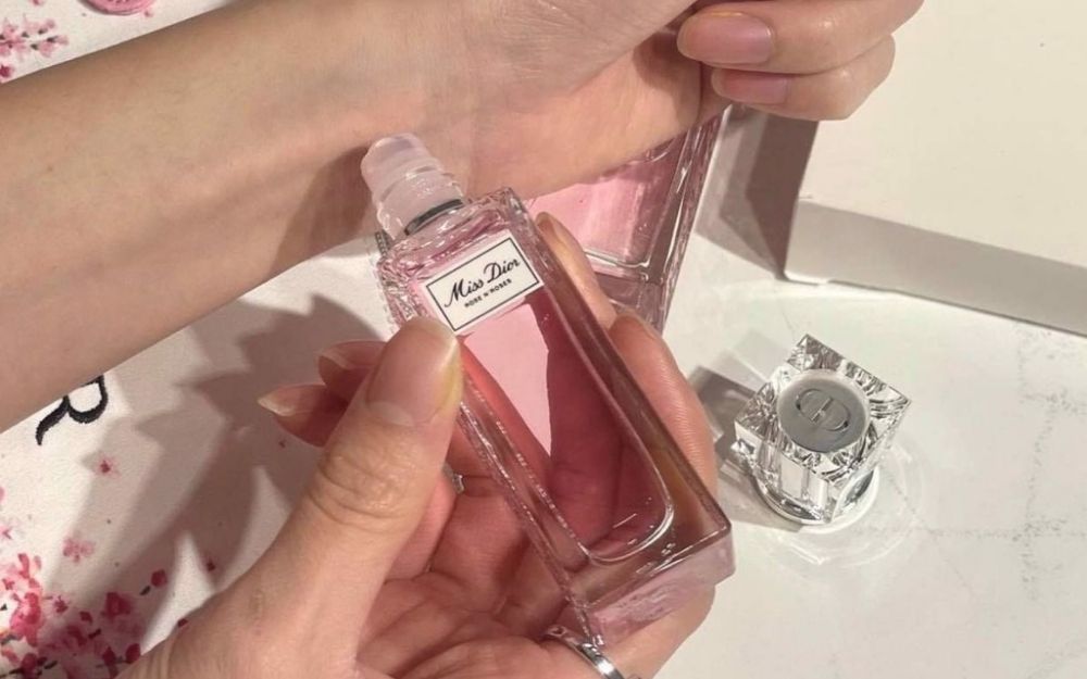 Nên Dùng Nước Hoa Dạng Lăn Hay Dạng Xịt? Đánh Giá, So Sánh Cụ Thể - 3