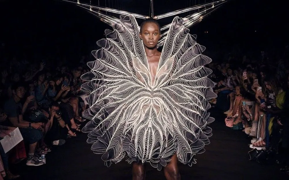 Futuristic Style Là Gì? Phong Cách Futuristic Thời Trang Mới Lạ
