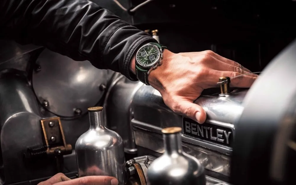 So Sánh Đồng Hồ Bentley Và Orient: Khác Biệt Thông Số & Thiết Kế