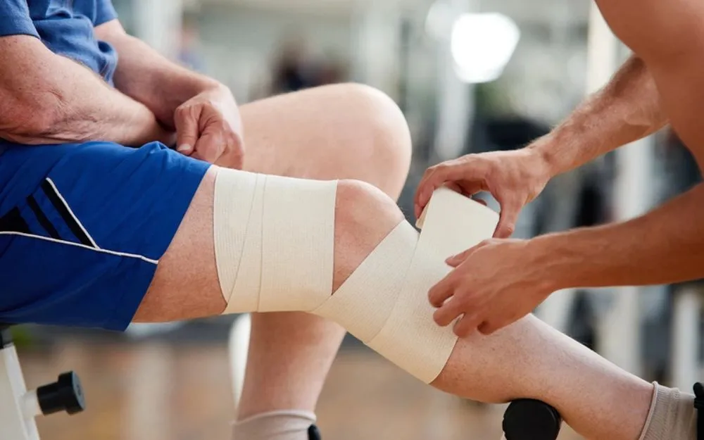 Cách Quấn Băng Đầu Gối Bảo Vệ Dây Chằng Khi Đá Bóng, Thể Thao