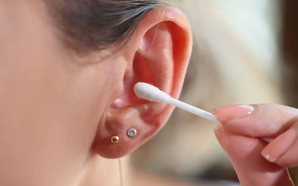 Cách Tháo Khuyên Tai Các Loại Chốt Phổ Biến Mà Không Bị Đau