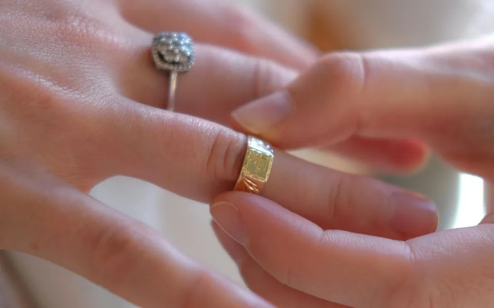 Cách Tháo Nhẫn Bị Chật: 7 Mẹo Hiệu Quả Và Đơn Giản Tại Nhà