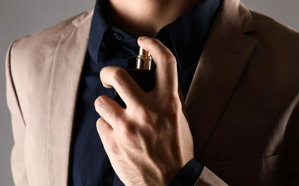Có Nên Xịt Nước Hoa Vào Quần Áo Không? Một Vài Lưu Ý Quan Trọng - 1