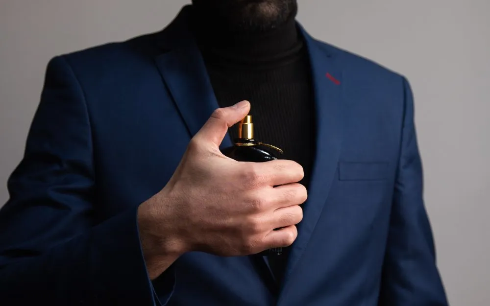 Có Nên Xịt Nước Hoa Vào Quần Áo Không? Một Vài Lưu Ý Quan Trọng - 2