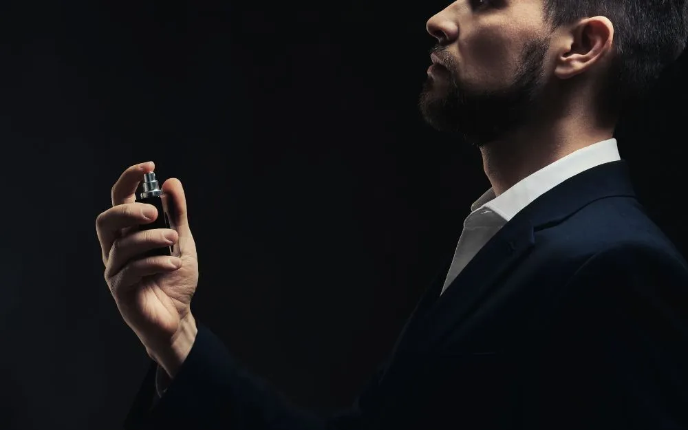 Có Nên Xịt Nước Hoa Vào Quần Áo Không? Một Vài Lưu Ý Quan Trọng - 3