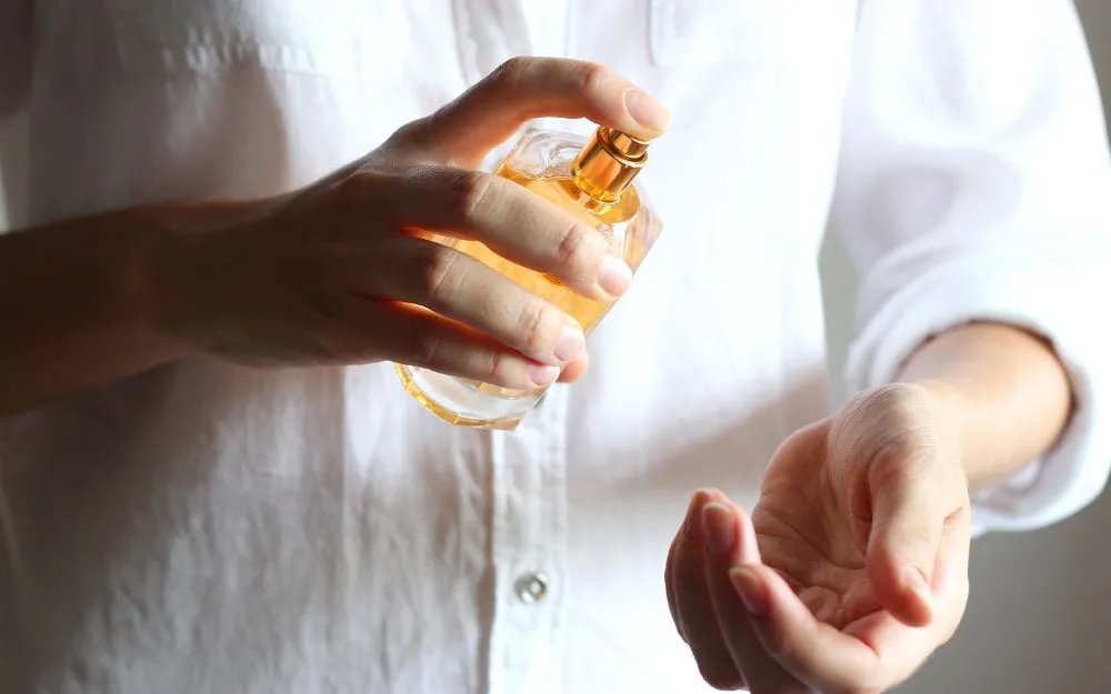Có Nên Xịt Nước Hoa Vào Quần Áo Không? Một Vài Lưu Ý Quan Trọng - 4