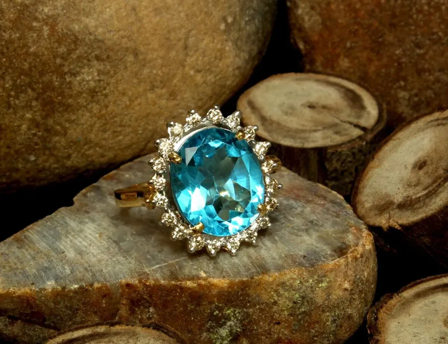 Đá Topaz là gì? Ý nghĩa, tác dụng và ứng dụng trong trang sức