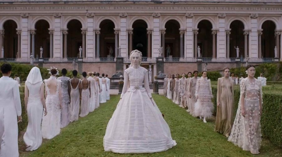 Dior Cruise 2026 với những thiết kế xuyên thấu đặc trưng của Maria Grazia Chiuri