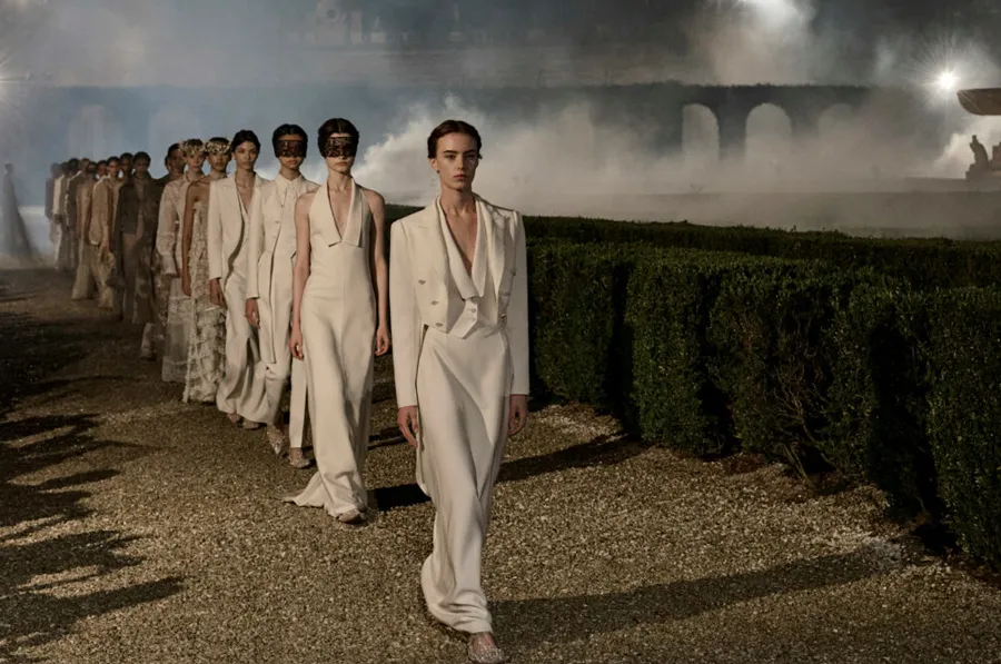 Dior Cruise 2026 với những thiết kế xuyên thấu đặc trưng của Maria Grazia Chiuri