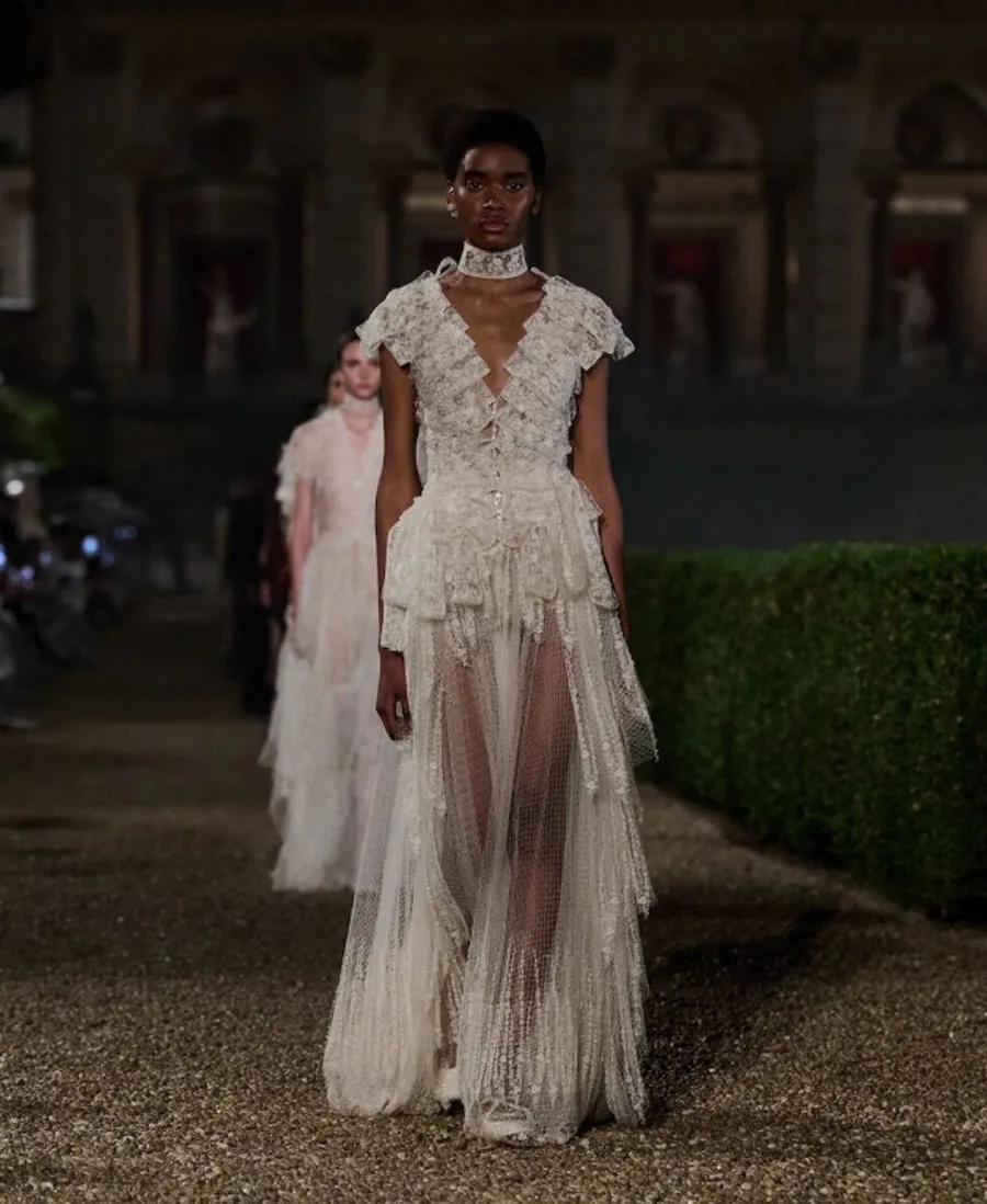 Dior Cruise 2026 với những thiết kế xuyên thấu đặc trưng của Maria Grazia Chiuri