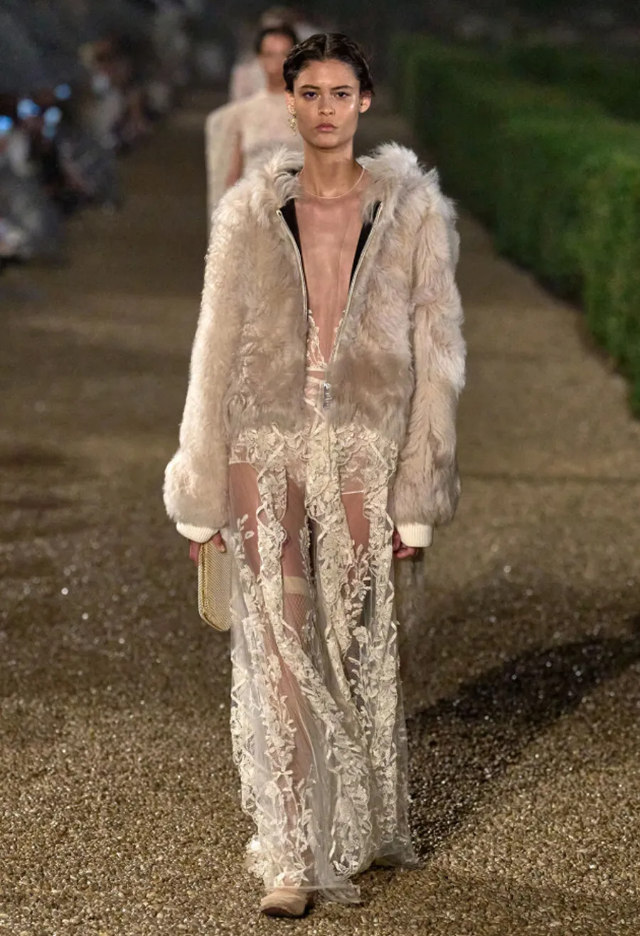 Dior Cruise 2026 với những thiết kế xuyên thấu đặc trưng của Maria Grazia Chiuri