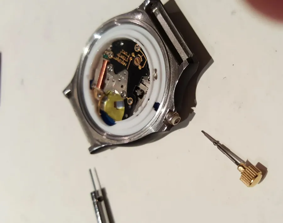 Screw Down Crown là gì? “Vệ sĩ thầm lặng” của đồng hồ lặn