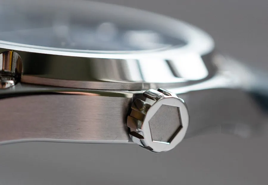 Screw Down Crown là gì? “Vệ sĩ thầm lặng” của đồng hồ lặn