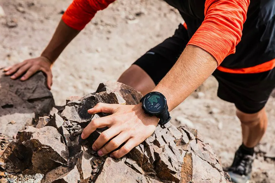 Altimeter là gì? Khám phá tính năng đo độ cao trên đồng hồ đeo tay