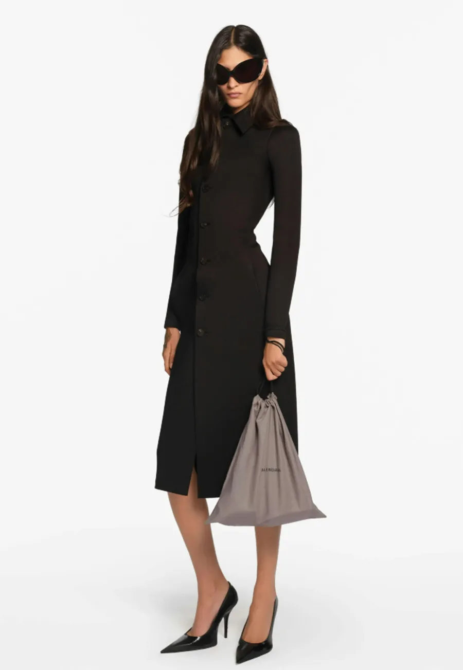 Balenciaga Resort 2026: Chương cuối của Demna khép lại một thập kỷ định hình thời trang - 1