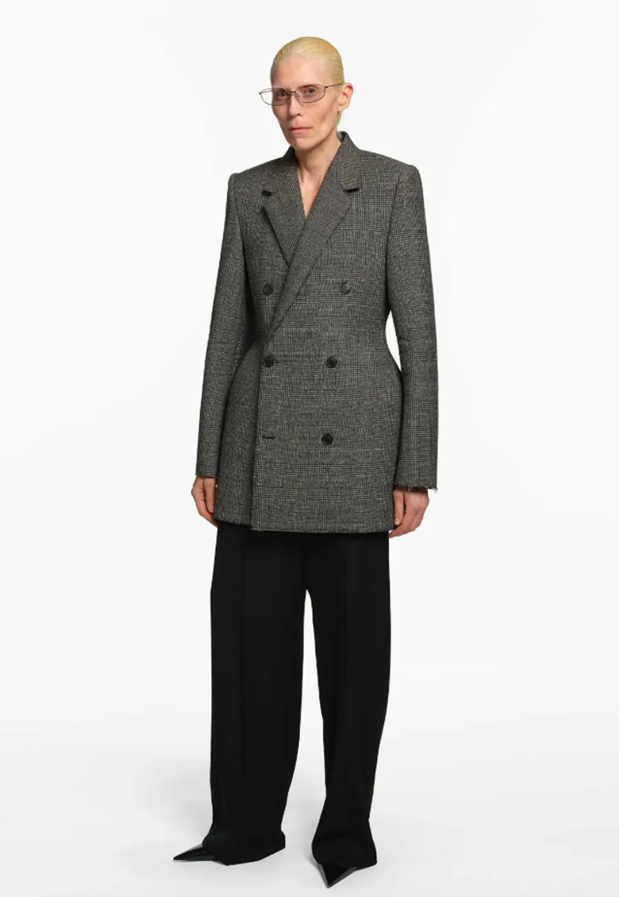 Balenciaga Resort 2026: Chương cuối của Demna khép lại một thập kỷ định hình thời trang - 3