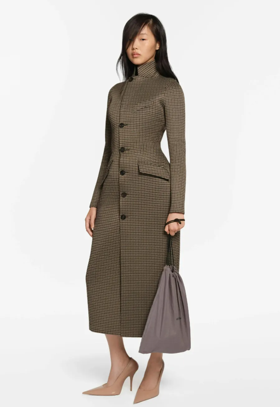 Balenciaga Resort 2026: Chương cuối của Demna khép lại một thập kỷ định hình thời trang - 8