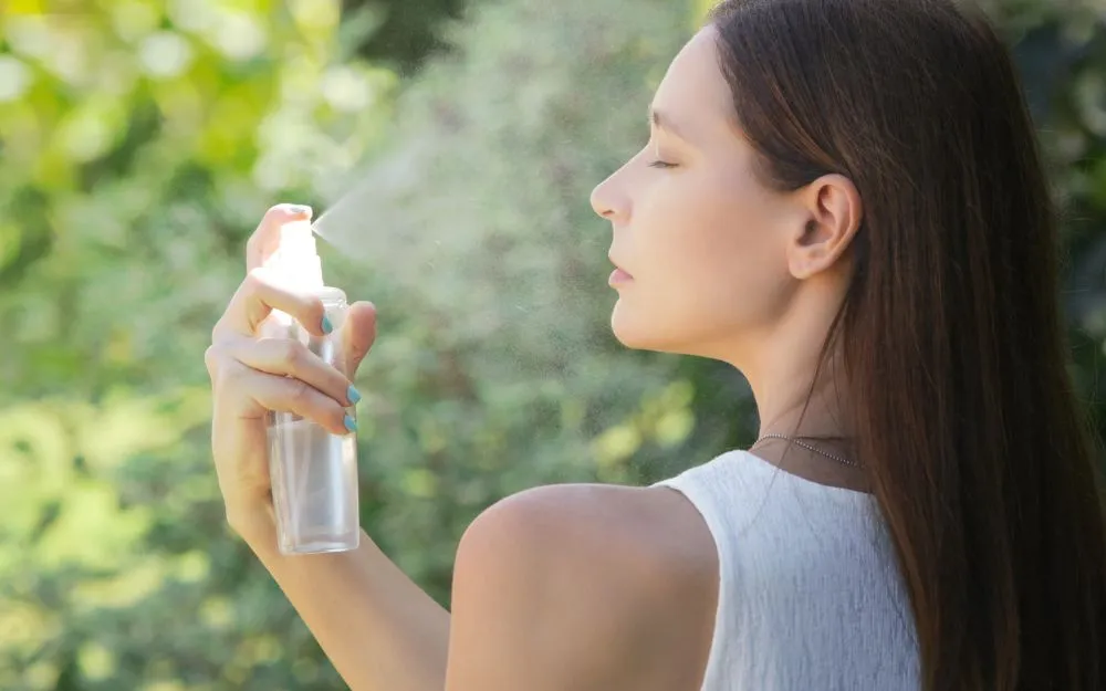 Bật Mí 6 Cách Làm Xịt Khoáng Giữ Lớp Trang Điểm Tại Nhà Hiệu Quả - 1