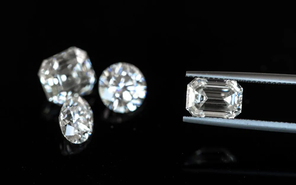 Đá Moissanite: Khái Niệm, Báo Giá Và So Sánh Với Kim Cương