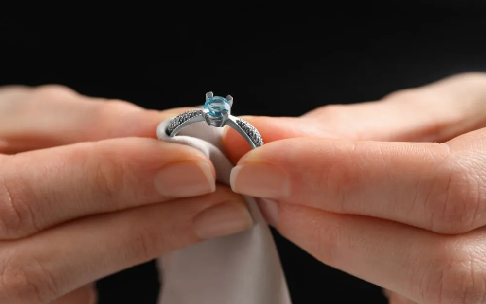 Đeo Nhẫn Ngón Cái: Ý Nghĩa Và Cách Chọn Nhẫn Đúng Chuẩn