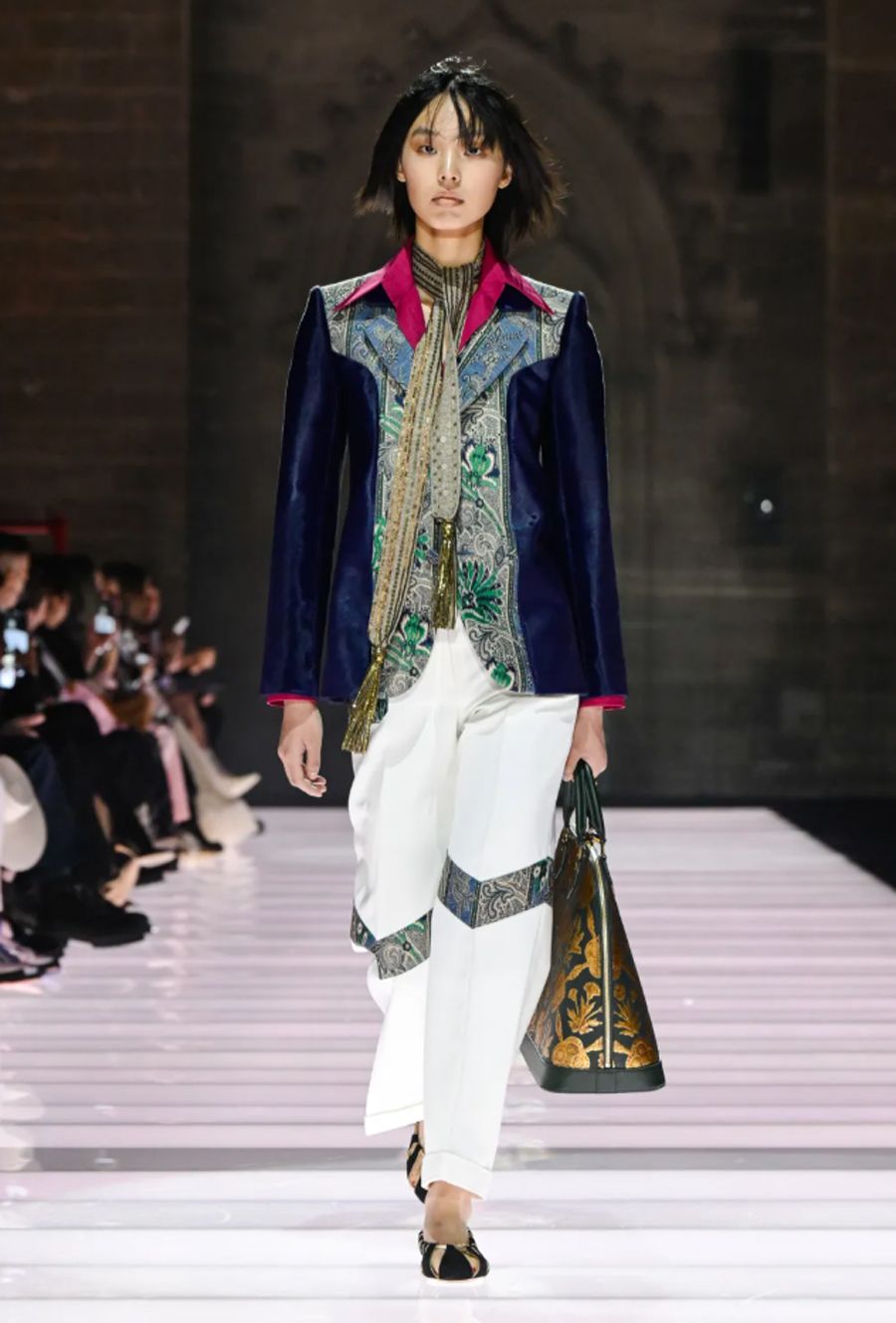 Louis Vuitton Cruise 2026: Giao lộ giữa huyền thoại và hiện đại tại Palais des Papes