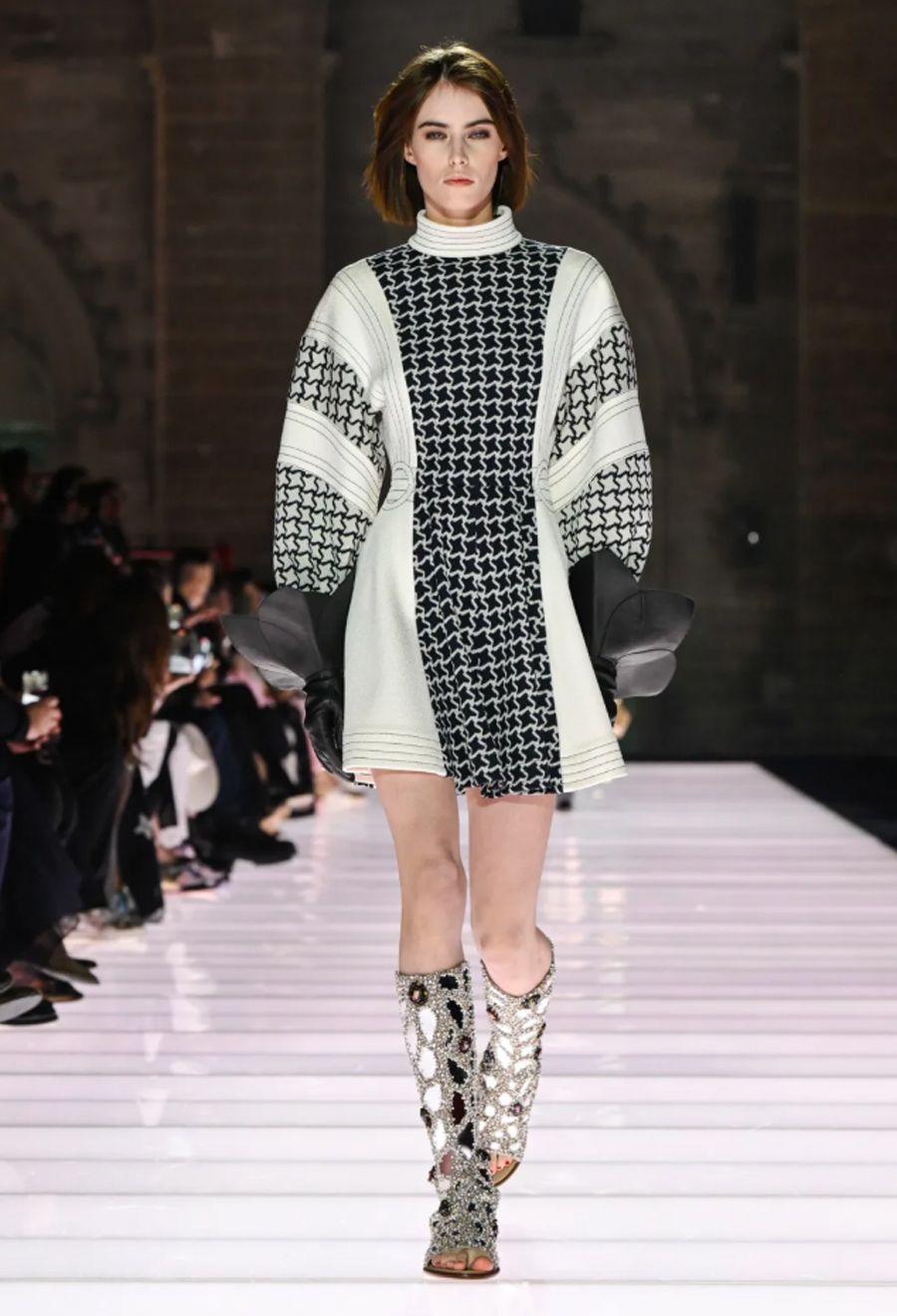 Louis Vuitton Cruise 2026: Giao lộ giữa huyền thoại và hiện đại tại Palais des Papes