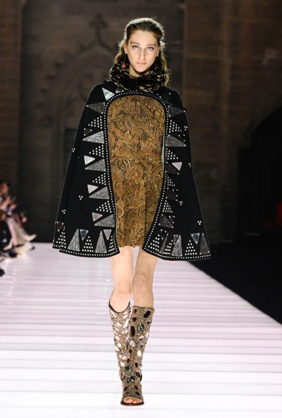 Louis Vuitton Cruise 2026: Giao lộ giữa huyền thoại và hiện đại tại Palais des Papes