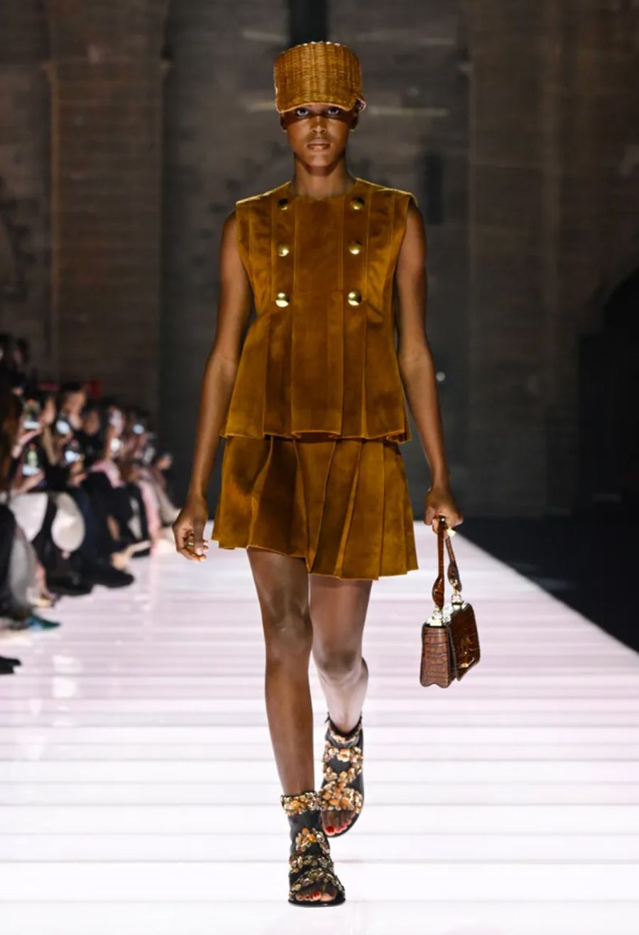 Louis Vuitton Cruise 2026: Giao lộ giữa huyền thoại và hiện đại tại Palais des Papes