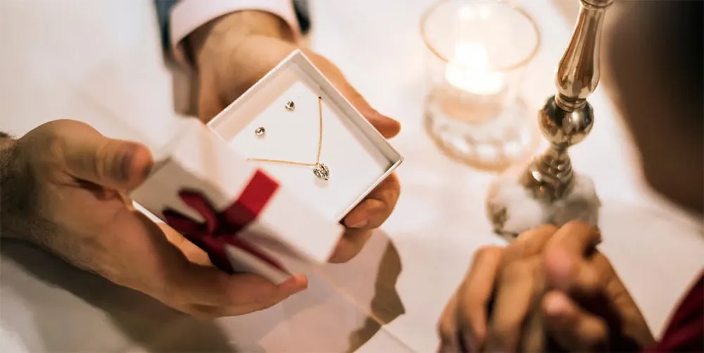 30+ Món Quà Kỷ Niệm Ngày Cưới Ý Nghĩa Cho Ông Bà, Bố Mẹ, Vợ Chồng