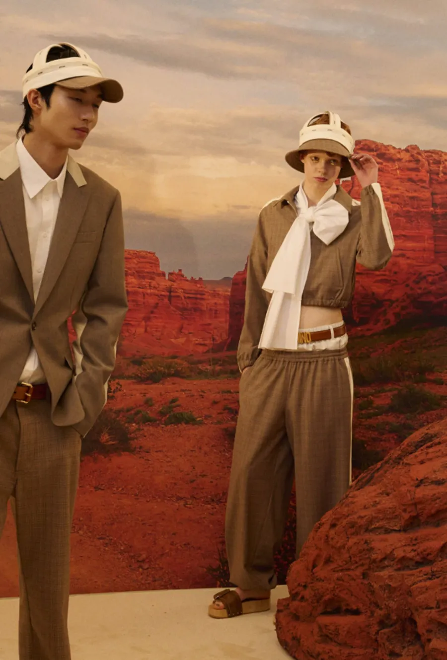 Moschino Resort 2026: Thời Trang Phiêu Lưu Và Hài Hước