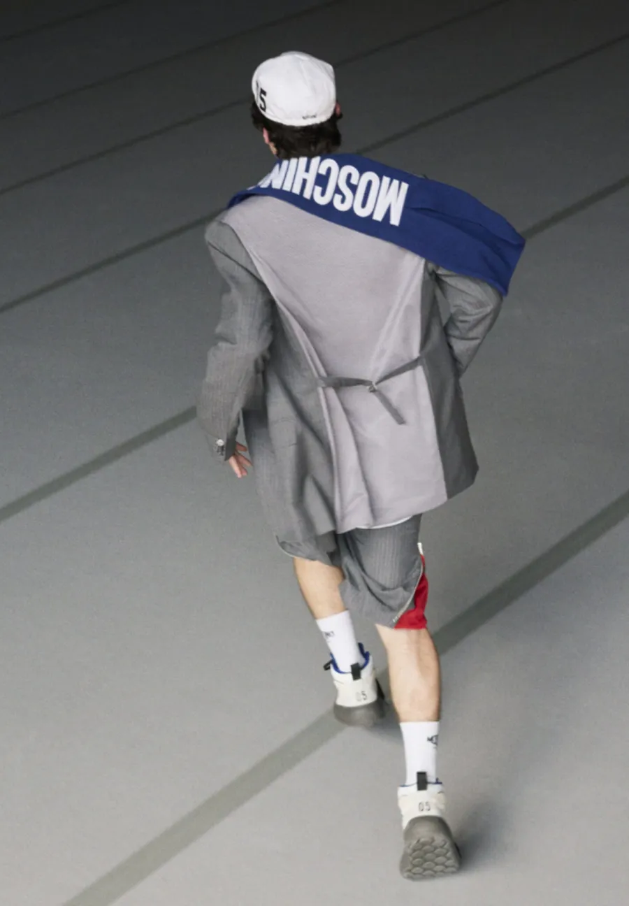Moschino Resort 2026: Thời Trang Phiêu Lưu Và Hài Hước