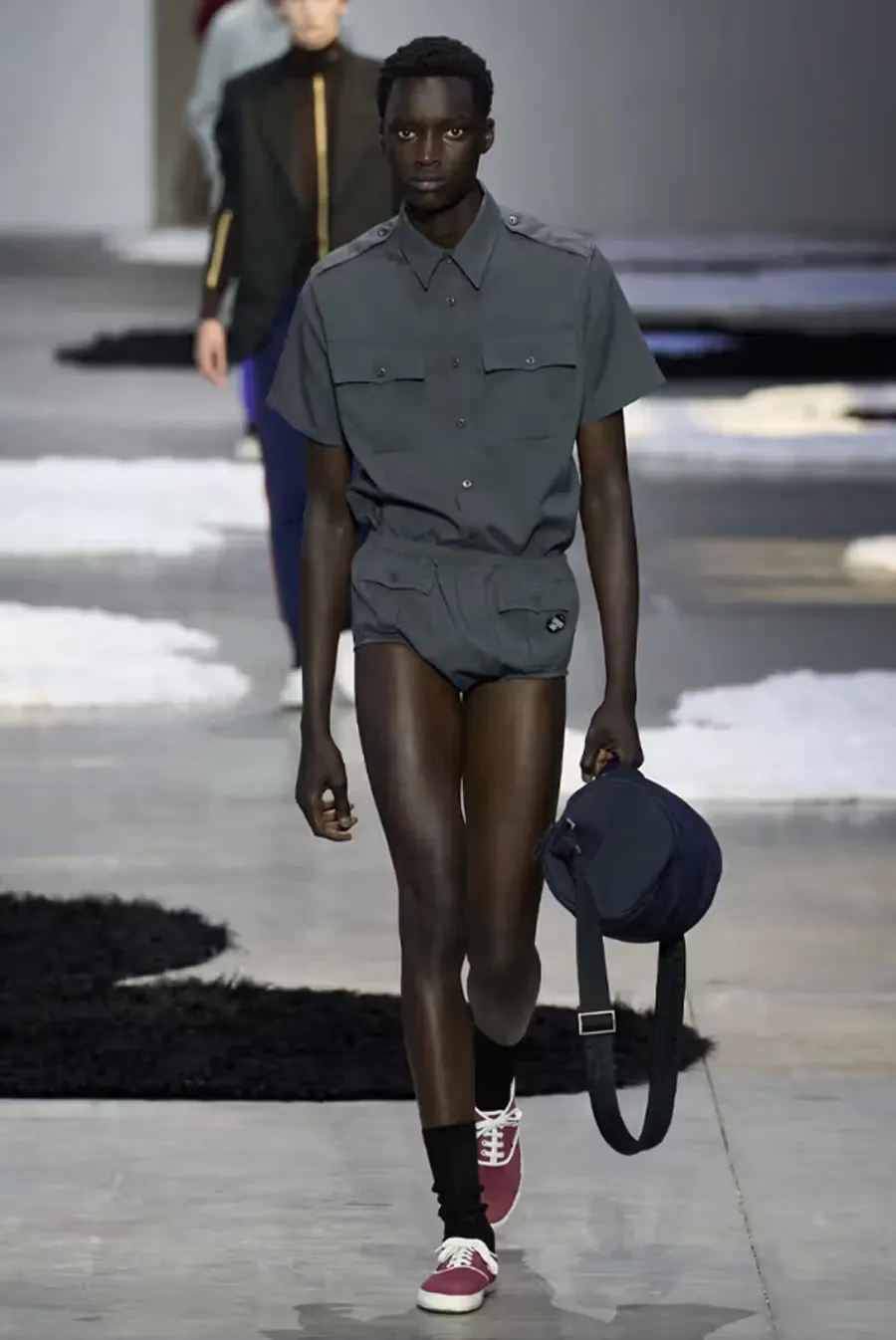 Prada SS26 Menswear: Phong Cách Thư Giãn Và Quyến Rũ Cho Hè 2026