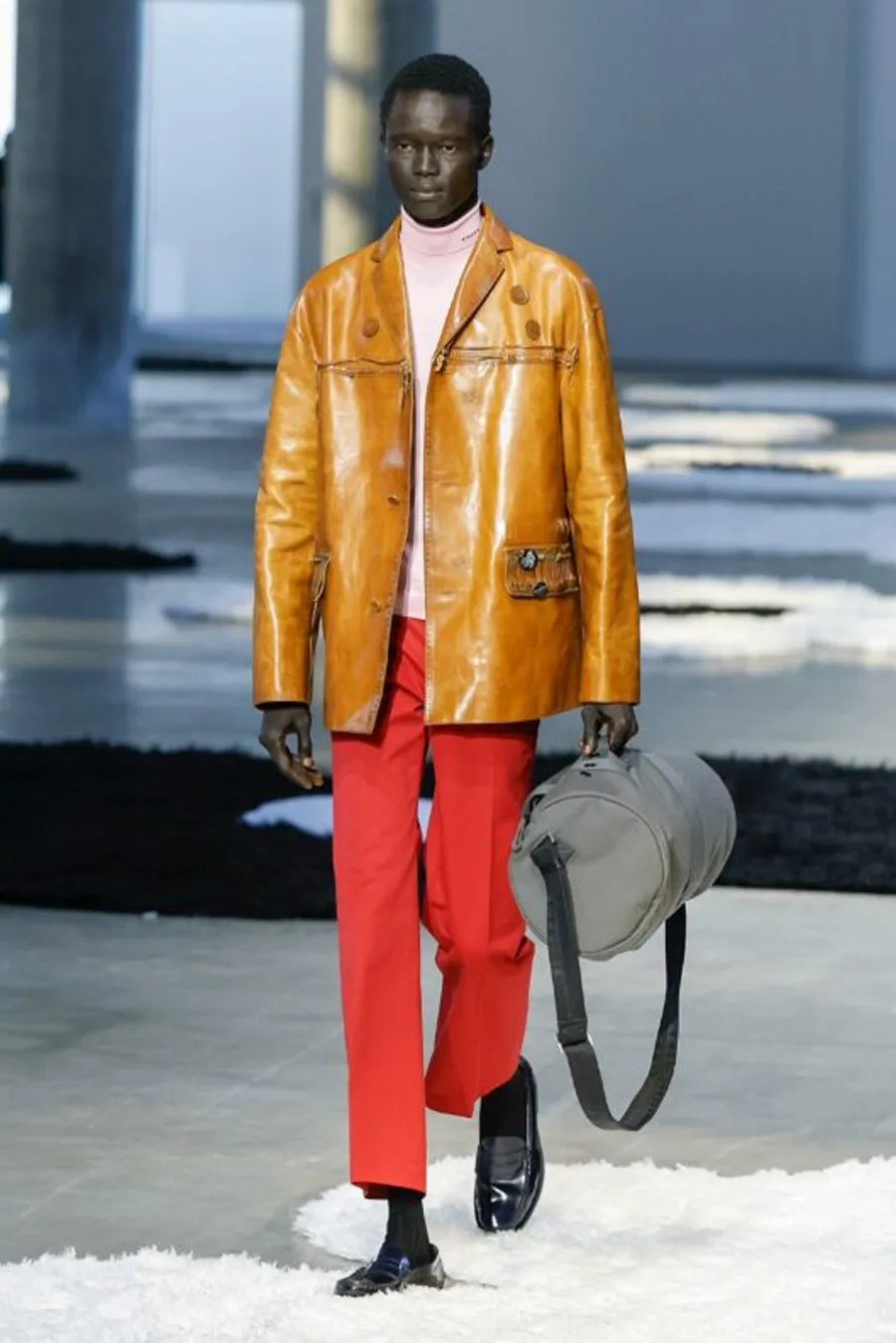 Prada SS26 Menswear: Phong Cách Thư Giãn Và Quyến Rũ Cho Hè 2026