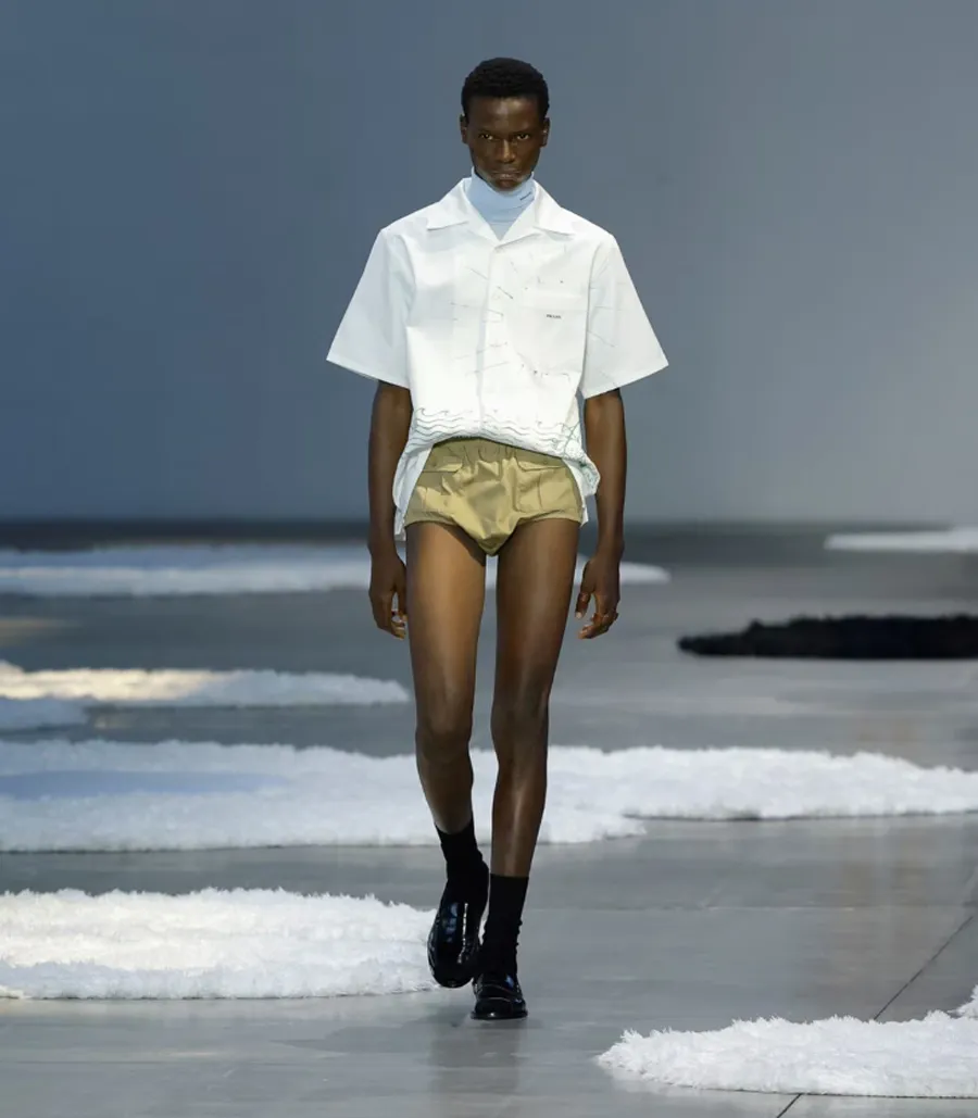 Prada SS26 Menswear: Phong Cách Thư Giãn Và Quyến Rũ Cho Hè 2026