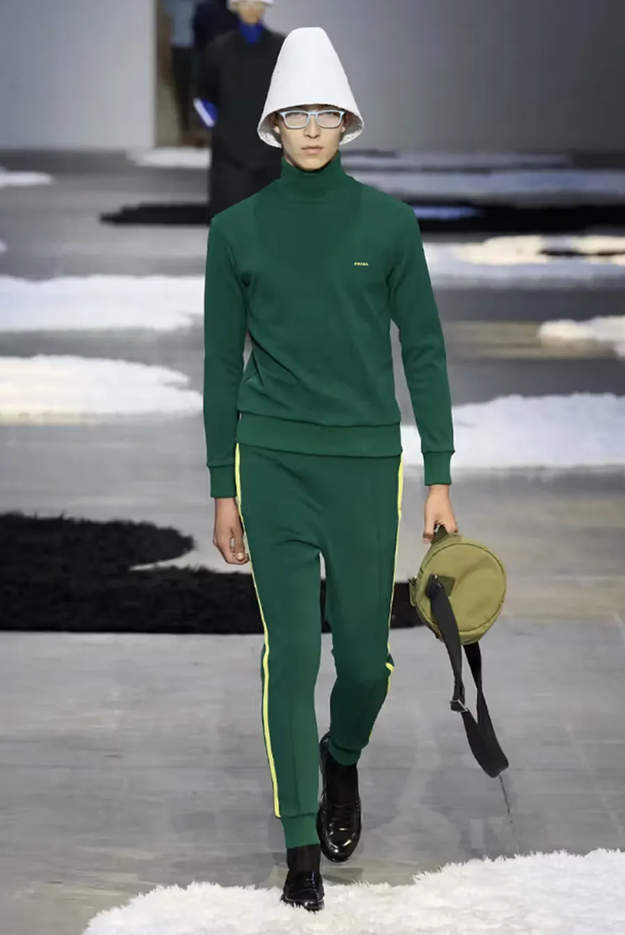 Prada SS26 Menswear: Phong Cách Thư Giãn Và Quyến Rũ Cho Hè 2026