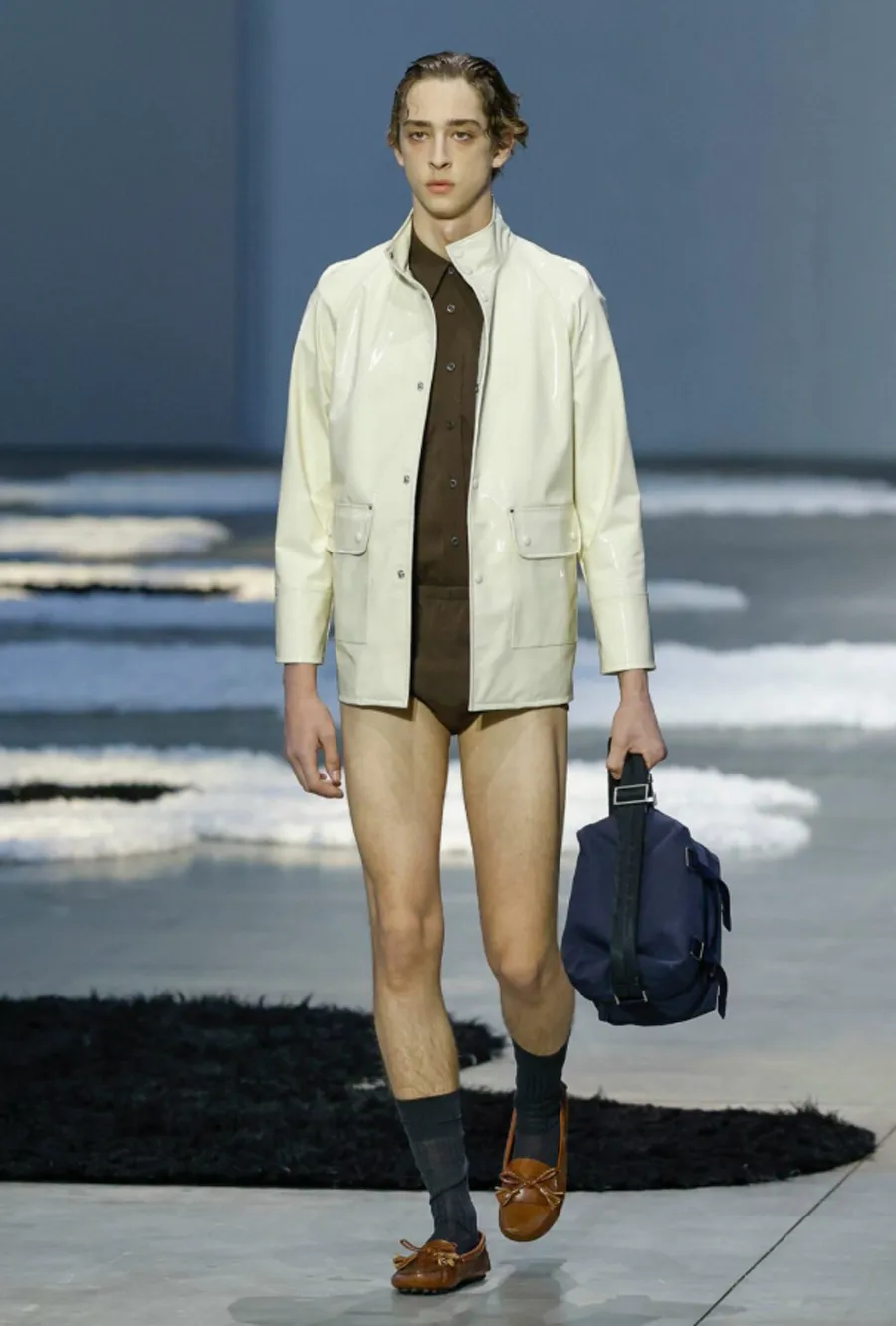 Prada SS26 Menswear: Phong Cách Thư Giãn Và Quyến Rũ Cho Hè 2026